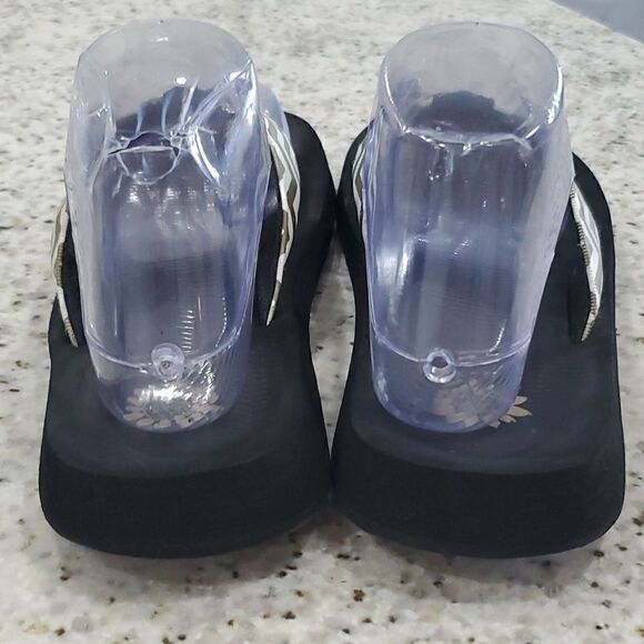 Yellow Box, Gold Chevron sandals, size 8 - Picture 4 of 7